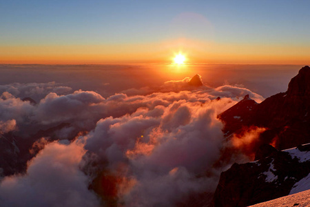 美丽的日落在山之上云彩, 文芳, 帕米尔 Alay, 塔吉克斯坦