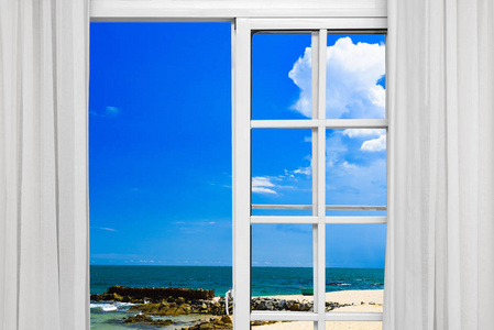 夏天窗户从窗户上的阳光灿烂的夏天一天岛海景照片