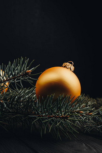 圣诞节或新年玩具装饰金球和皮草树枝质朴的木背景, 顶视图, 复制空间