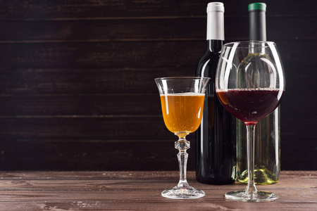 木桌上的葡萄酒瓶和葡萄