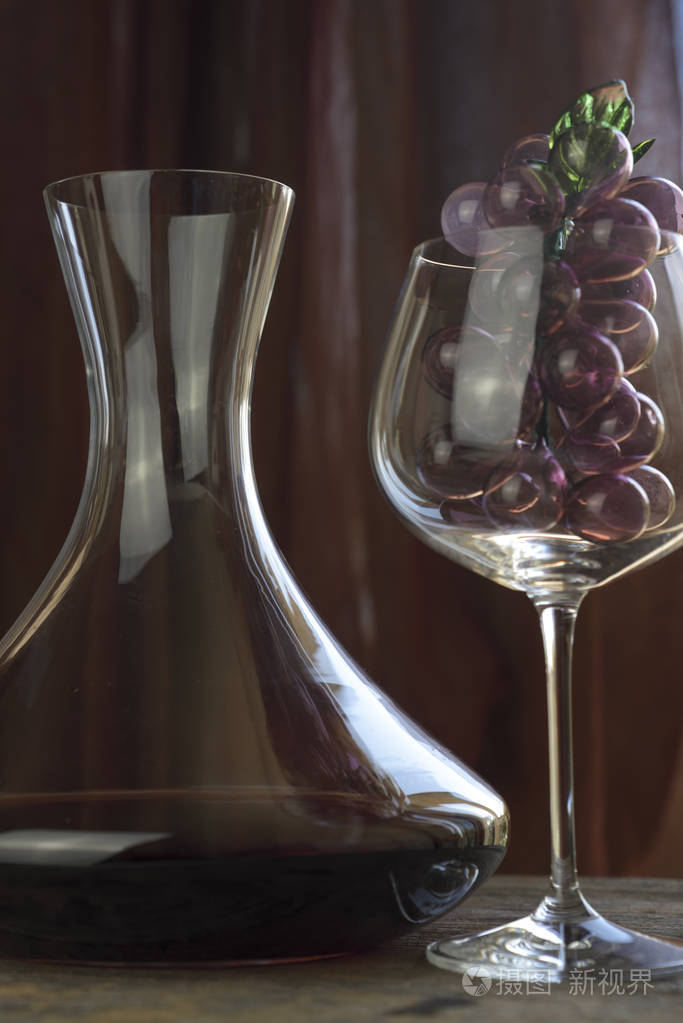 意大利红酒内的饮水机和杯面装饰