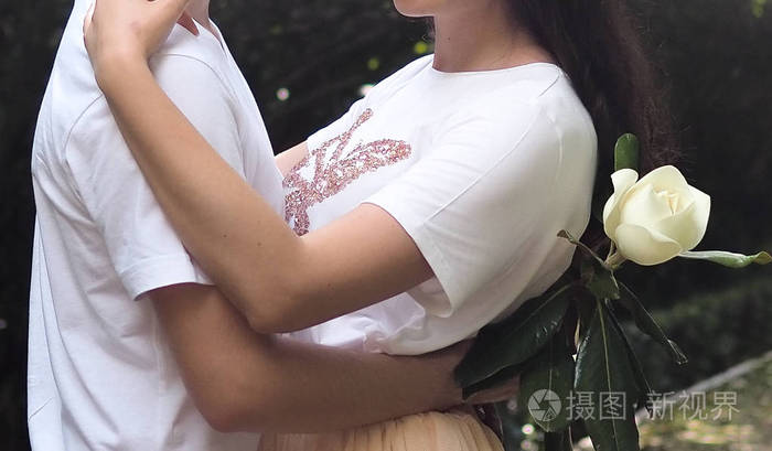 在阳光明媚的日子里, 恋爱中的一对恋爱中的年轻夫