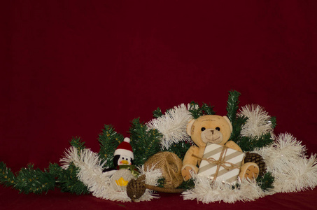 快乐的圣诞明信片设计与泰迪熊和礼品盒红色