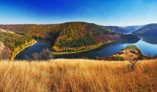 德尼斯特河风景如画的峡谷。秋天的日出在河边