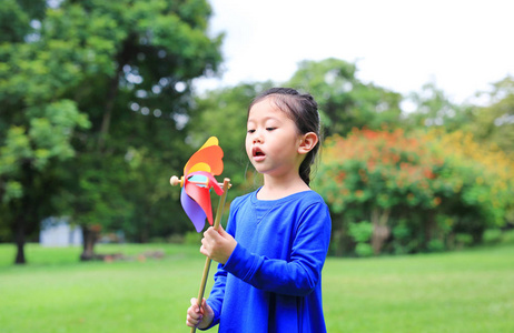 可爱的小亚洲男孩女孩吹风涡轮在夏季花园