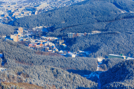 在冬天，阿尔泰，俄罗斯从 Tserkovka 山查看到度假村 Belokurikha 镇