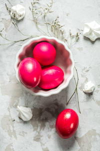 在复活节假期画在一个白色的碗里的鸡蛋