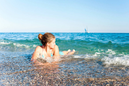 快乐的小女孩享受在海上溅起的浪花。地中海