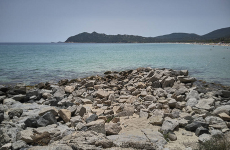 在海上遇到的岩石和珊瑚礁 撒丁岛的卡拉辛齐亚斯壮观的景色