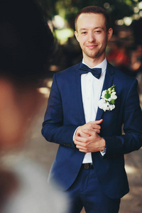 新郎穿蓝色西装看起来很开心欣赏新娘