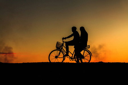 bea 的剪影甜蜜的情侣牵着手, 走在秋天的落叶公园客厅里的浪漫情侣