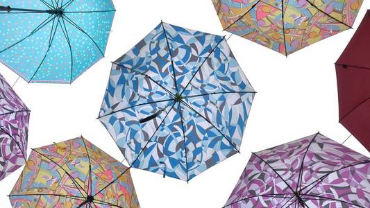 彩色雨伞对蓝天