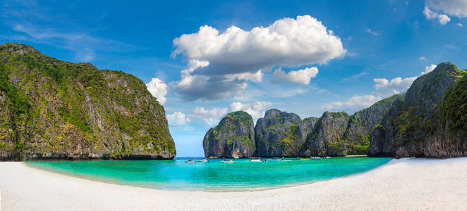 夏日的泰国皮皮岛上的玛雅湾全景