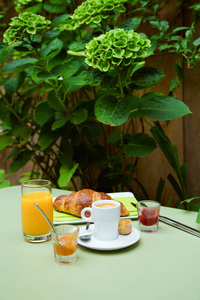 法式早餐, 杯内咖啡, 羊角面包, 橙汁, 绿桌果酱