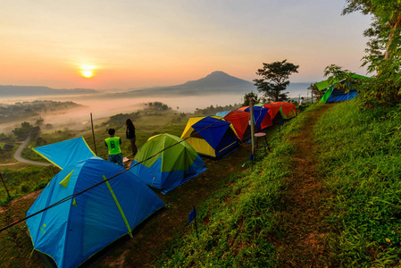 日出时在高山上露营