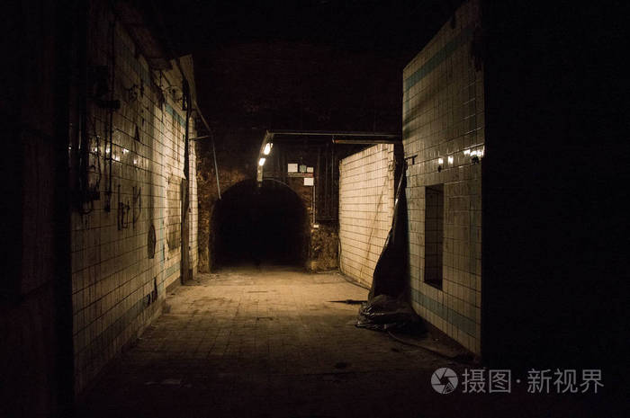 场景从一个老废弃的地窖-万圣节背景