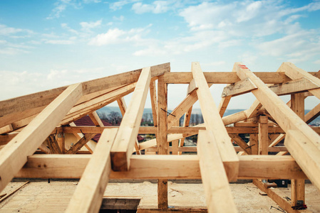 木梁和木材建筑工地安装。建设新住宅的屋顶桁架体系结构