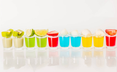 在杯，蓝色绿色红色黄色和奶油色的饮料