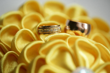 钻石戒指上黄色的花。婚礼配件