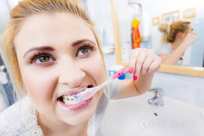 女人在浴室清洗刷牙