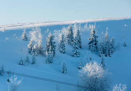 早晨，冬天，平静的山景，美丽的霜冻