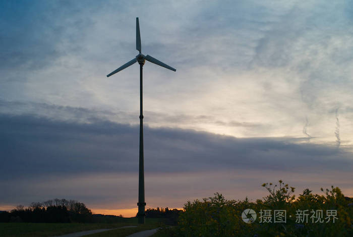 在黎明时的一塔小型风力发电站