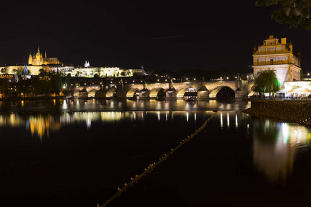 布拉格的哥特式城堡与小镇上的伏尔塔瓦河在夜间, 捷克共和国