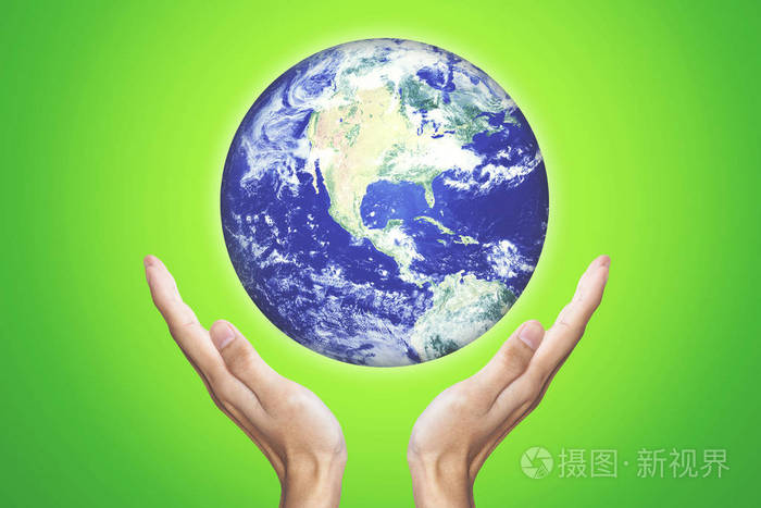 男手里捧着地球仪