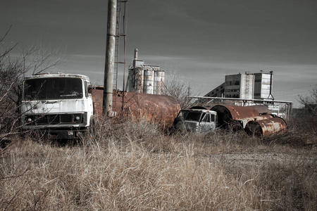 废墟上的旧生锈卡车驾驶室。