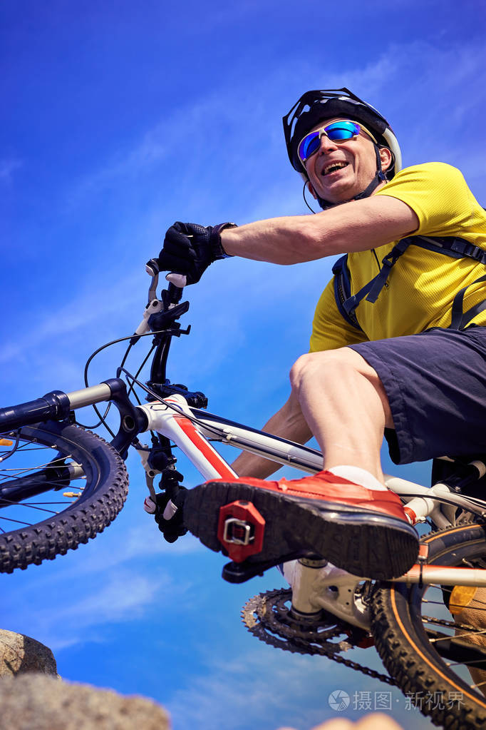 骑自行车的人在夏天在晴朗的一天在山中旅行的人