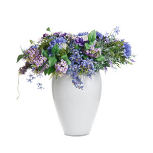 在白色背景查出的花瓶中的蓝色色调的花束