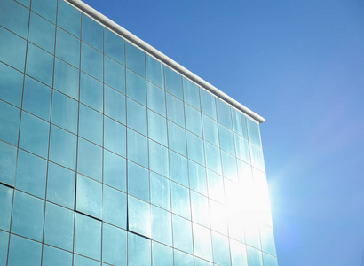 云与蓝色的天空中的办公大楼外立面的思考