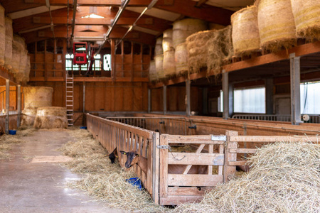 农场和翻新的谷仓, 有干草和动物围栏照片