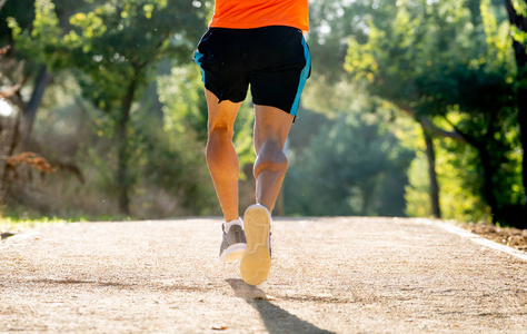 成人动态小说在绿色公园跑步和健身健康的生活方式概念中锻炼健康的