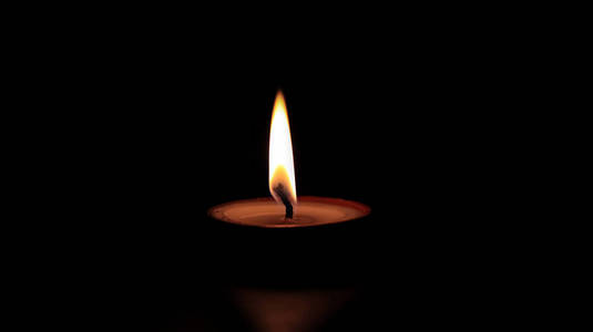 一盏牛油灯蜡烛在黑暗中发光, 主要用于迪瓦里或迪帕瓦里节照片