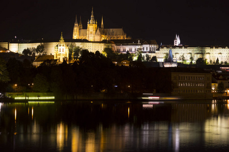布拉格的哥特式城堡与小镇上的伏尔塔瓦河在夜间, 捷克共和国