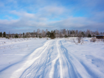 在寒冷的冬日里, 有乡村道路的风景