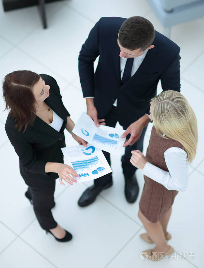 群的年轻商界人士聚集在一起讨论 crea