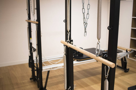 普拉提机械健身室配备培训机器的健身房