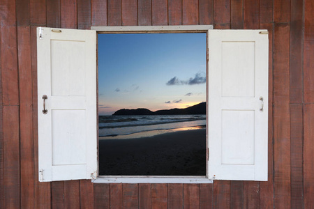 老木窗, 看到了黄昏的海观