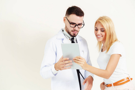 男性医生和女性病人看平板电脑的健康数据记录。医疗和医疗服务