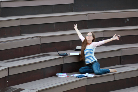 女孩学生学习功课户外