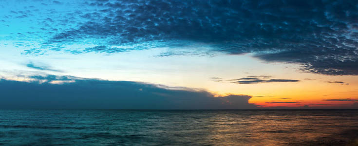 全景图云在日落时分的蓝色天空图片