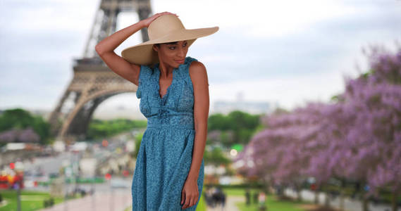 黑人妇女在巴黎的气氛与埃菲尔铁塔的背景