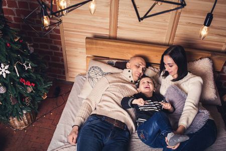 快乐家庭在沙发上在圣诞节时间图片