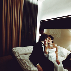 一跟他坐在一张床上的新郎新娘 kises
