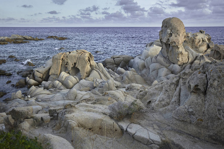 撒丁岛南部海岸的全景与花岗岩岩层, 其典型的形状, 这片土地