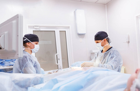 外科静脉血管外科手术室的医生和助手 clini