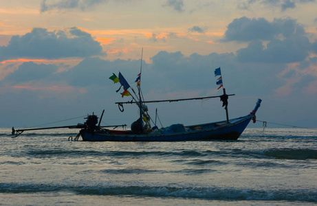 渔民船锚定, 海浪前景, 阴天天空暮光云背景