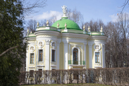 冬宫亭在库斯科英语景观花园。莫斯科，俄罗斯